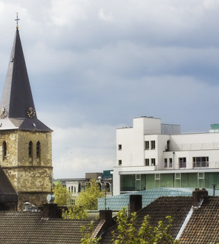 Panoramafoto SCHUNCK Glaspaleis en Pancratiuskerk in Heerlen