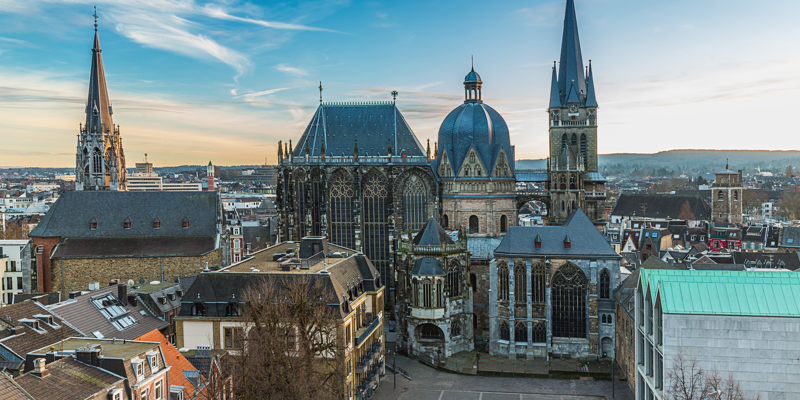 De Katschhof met de achterliggende Dom in Aken