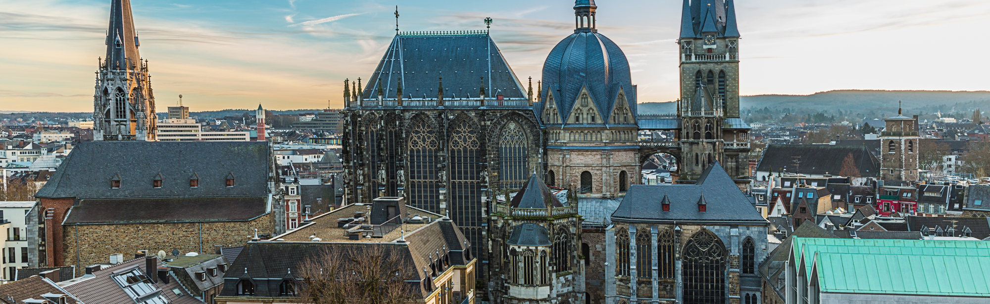 De Katschhof met de achterliggende Dom in Aken