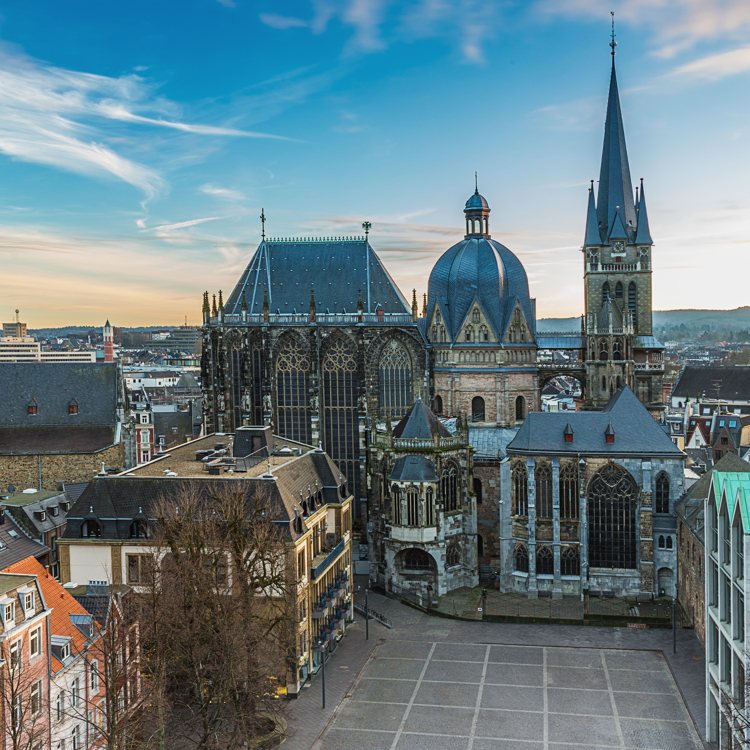 De Katschhof met de achterliggende Dom in Aken