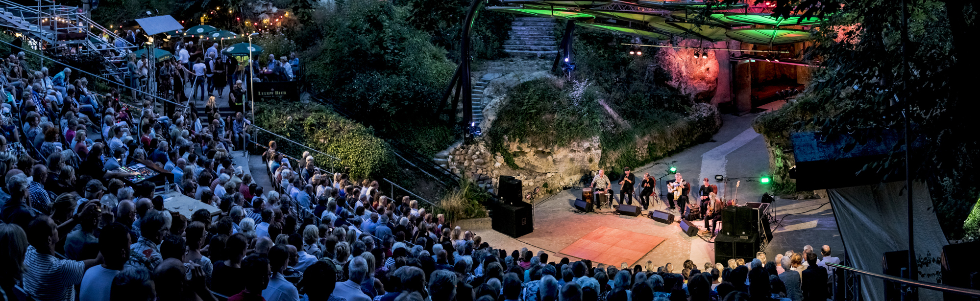 Openluchttheater Valkenburg in Sprookjesachtige Sfeer tijdens een concert in het donker