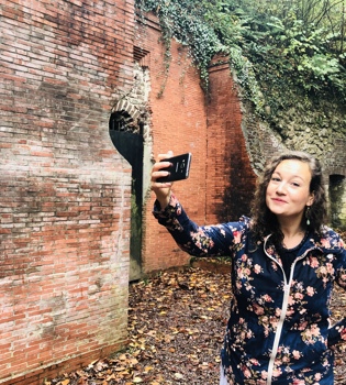Selfie van vlogster Jenneke bij ingang Romeinse Katakomben