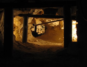 Kijkje in een prehistorische gang bij de Vuursteenmijn Rijckholt