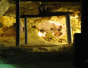 Kijkje in een prehistorische gang bij de Vuursteenmijn Rijckholt