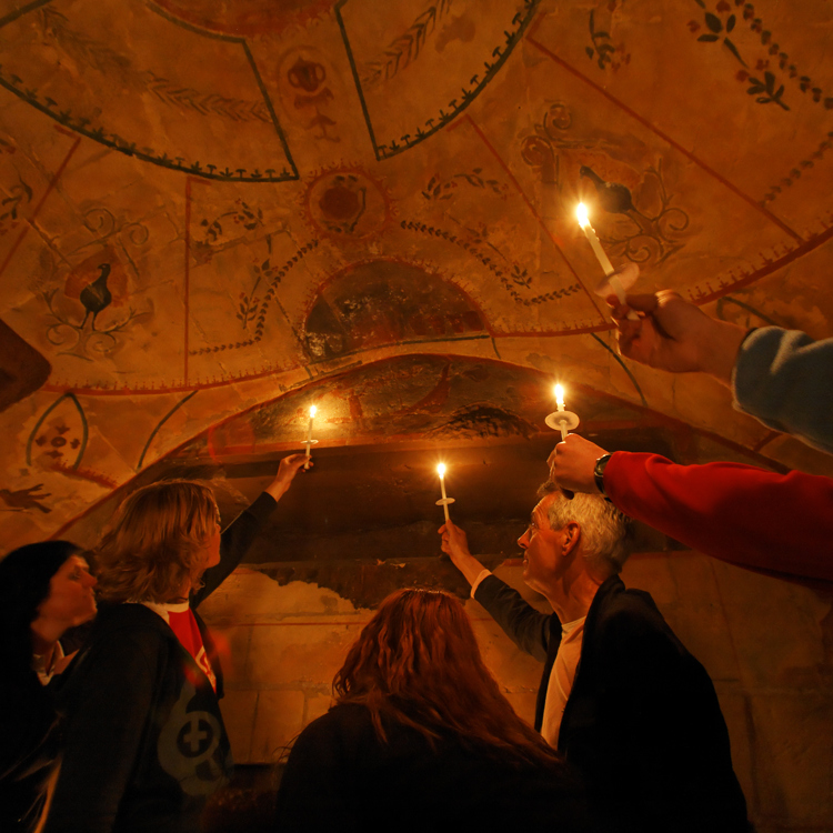 Romeinse Katakomben Rondleiding Met Kaars bekijken een Plafond Schildering