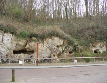 Zicht op de oude vuursteenmijnen van Valkenburg langs de Plenkertstraat