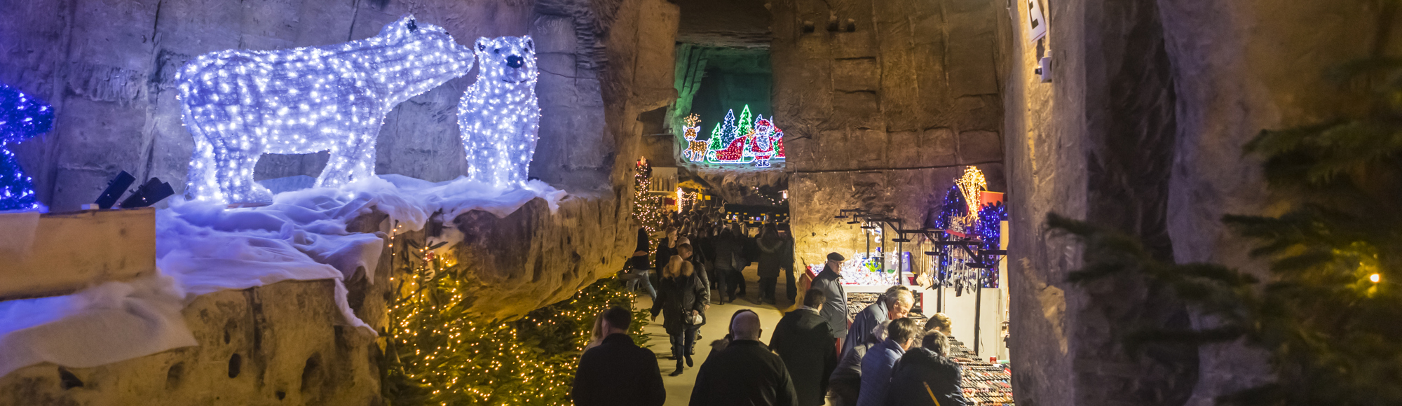 Kerstmarkt Gemeentegrot Kraampjes Lichtjes En Ijsberen Liggend