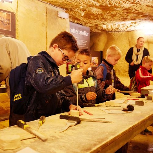 Een Schoolklas krijgt een Mergel Workshop in MergelRijk Valkenburg