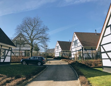 Een straatje met vakwerkhuisje op Landal Kasteeldomein de Cauberg