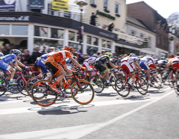 Peloton raast voorbij onderaan de Cauberg tijdens de Amstel Gold Race