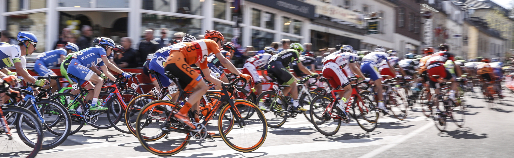 Peloton raast voorbij onderaan de Cauberg tijdens de Amstel Gold Race