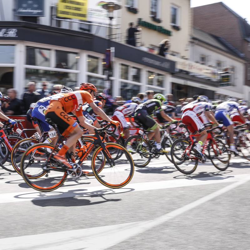 Peloton raast voorbij onderaan de Cauberg tijdens de Amstel Gold Race