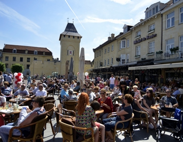 Volle terassen in de zomer in Valkenburg