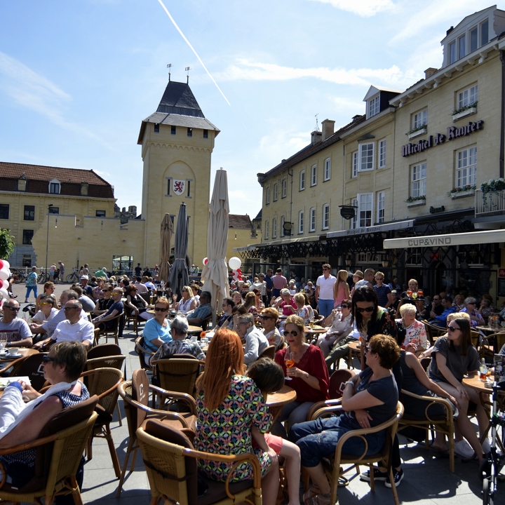 Volle terassen in de zomer in Valkenburg