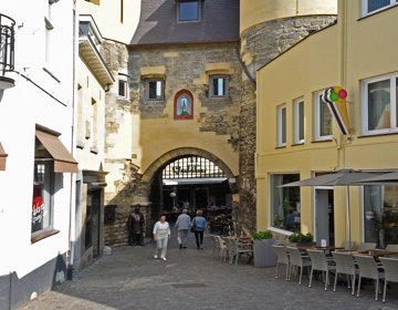 Mensen lopen richting Grendelpoort in Valkenburg