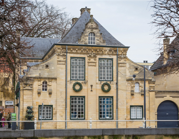 Zijaanzicht van Spaans Leenhof tijdens Kerststad Valkenburg