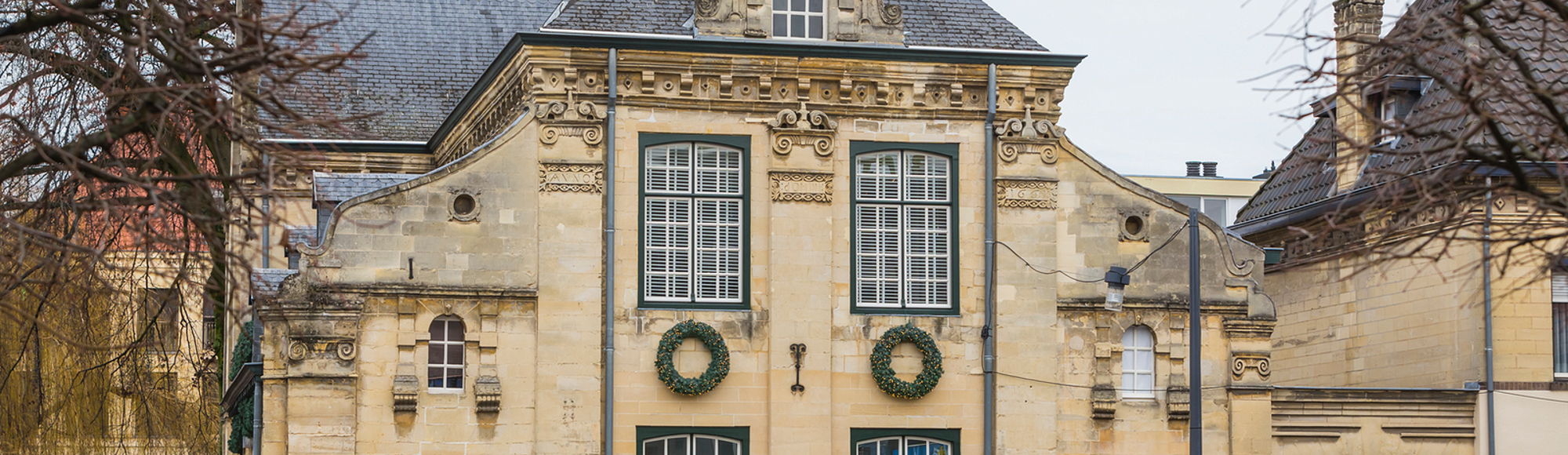 Zijaanzicht van Spaans Leenhof tijdens Kerststad Valkenburg