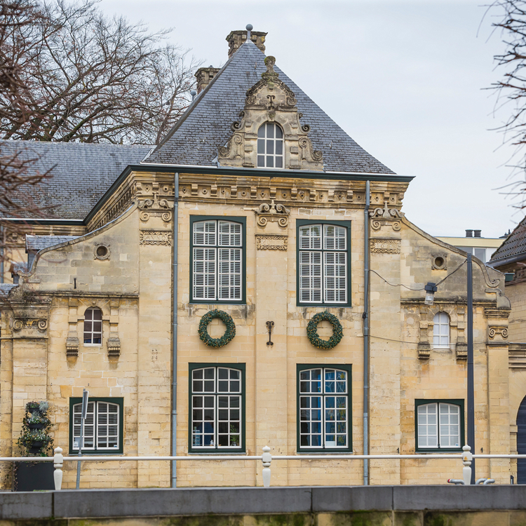 Zijaanzicht van Spaans Leenhof tijdens Kerststad Valkenburg