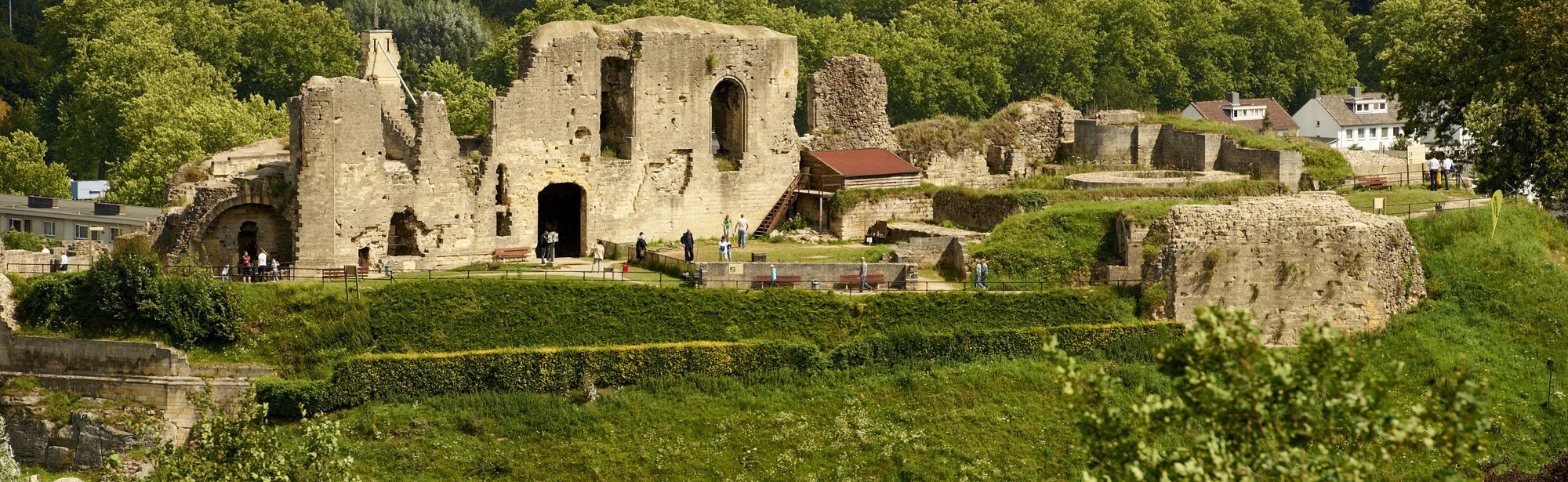 Aanzicht van Kasteelruïne Valkenburg