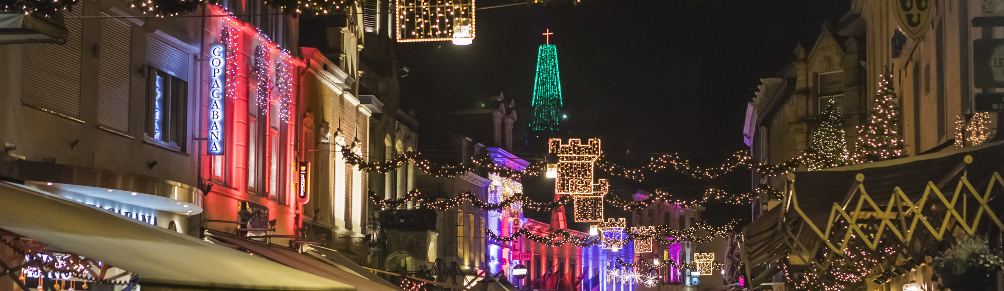 Terrassen en kerstversiering boven de Grotestraat Centrum tijdens Kerststad Valkenburg