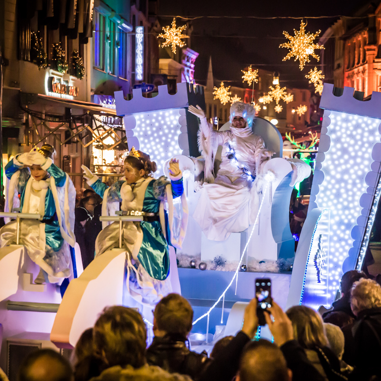 Praalwagen met ijskoninging en 2 prinsesjes tijdens Landal Christmas Parade van Kerststad Valkenburg