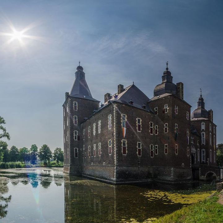 Zicht op Kasteel Hoensbroek en vijver