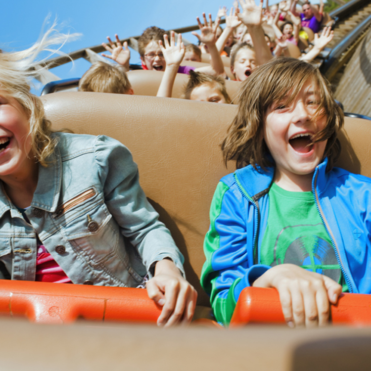 Kinderen lachen tijdens hun rit in een achtbaan bij Toverland