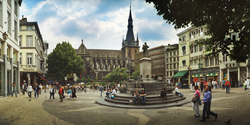 Het centrale plein in Luik gelegen voor de kerk