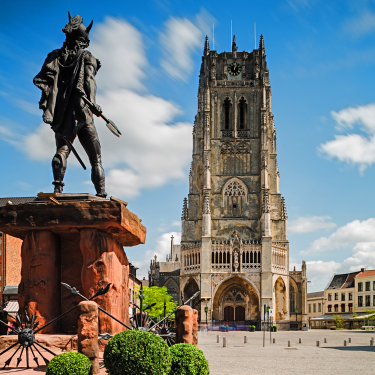 Standbeeld op een plein in Tongeren kijkt uit naar de kerk