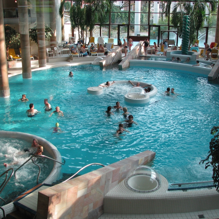 Zwemmende mensen in het binnenbad van Carolus Thermen in Aken