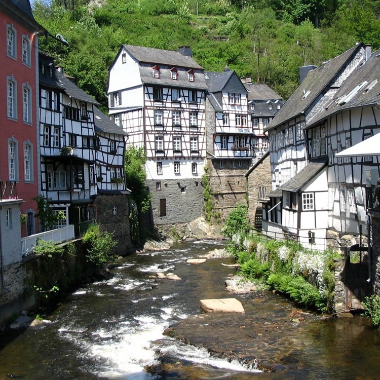 Vakwerkhuizen langs de rivier in Monschau