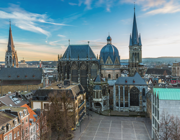 De Dom in Aken met uitzicht over Aken