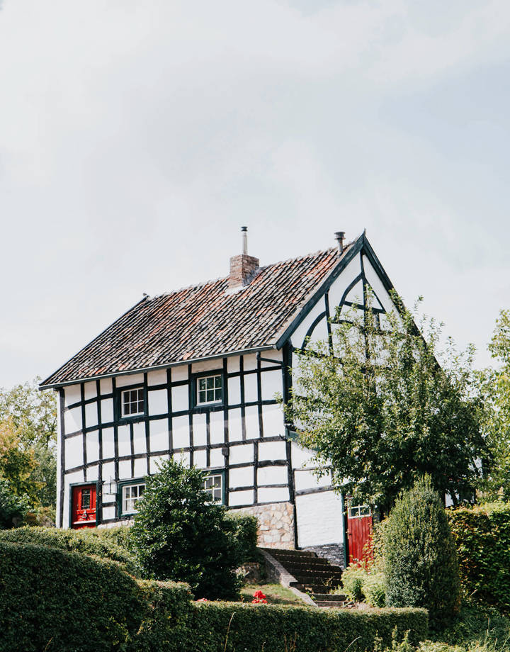 Vakwerkhuis met rode voordeur en poort