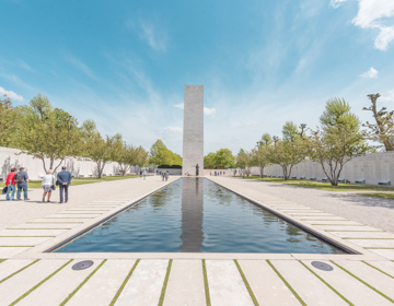 Aanzicht van hoog rechthoekig monument met daarvoor waterpartij op Amerikaanse Begraafplaats Margraten