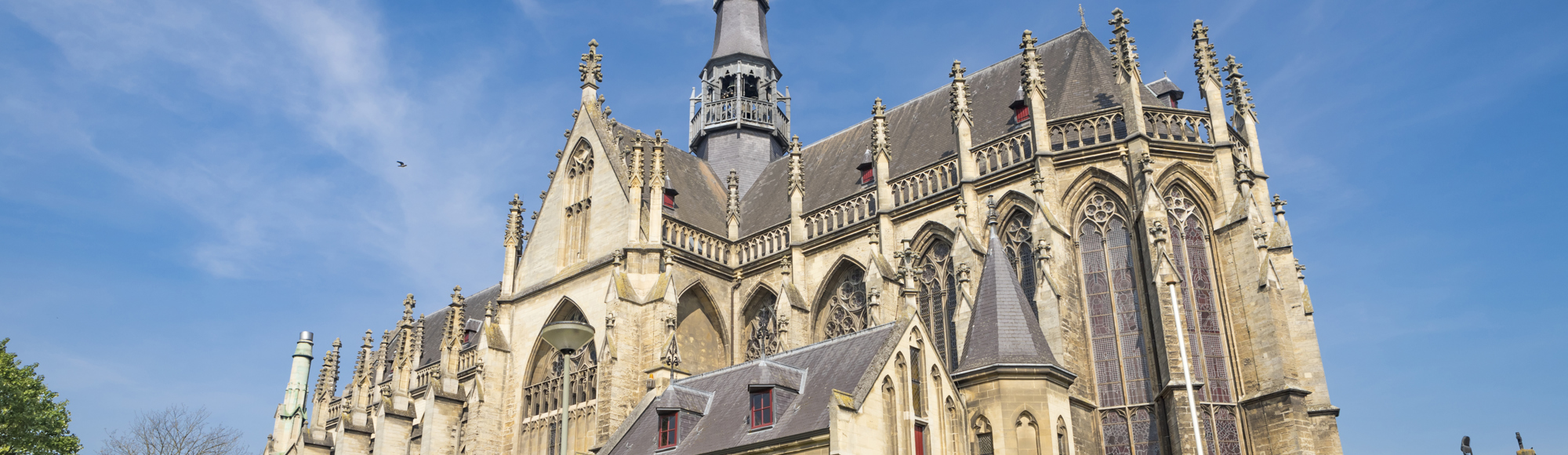 Aanzicht van Basiliek Meerssen op zonnige dag