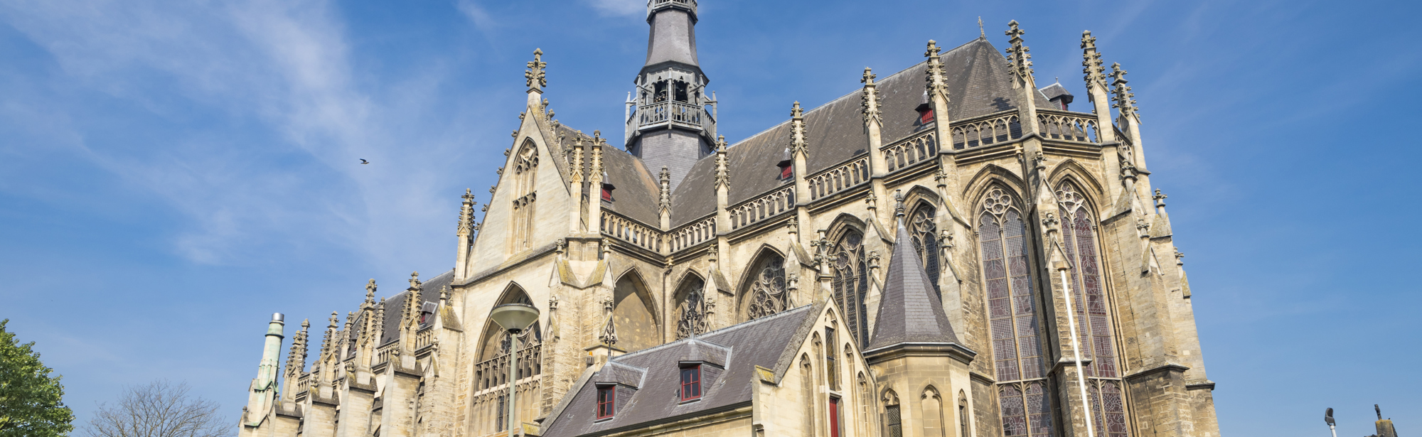 Aanzicht van Basiliek Meerssen op zonnige dag