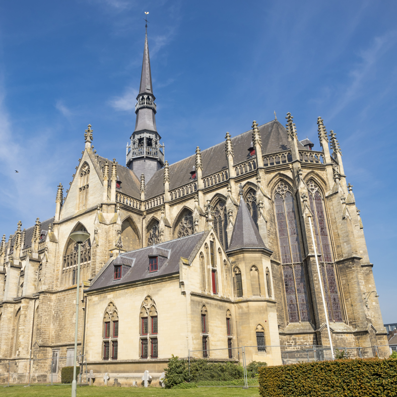 Aanzicht van Basiliek Meerssen op zonnige dag