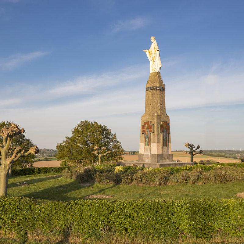 Mariamonument van Maria op hoge sokkel op Gulperberg