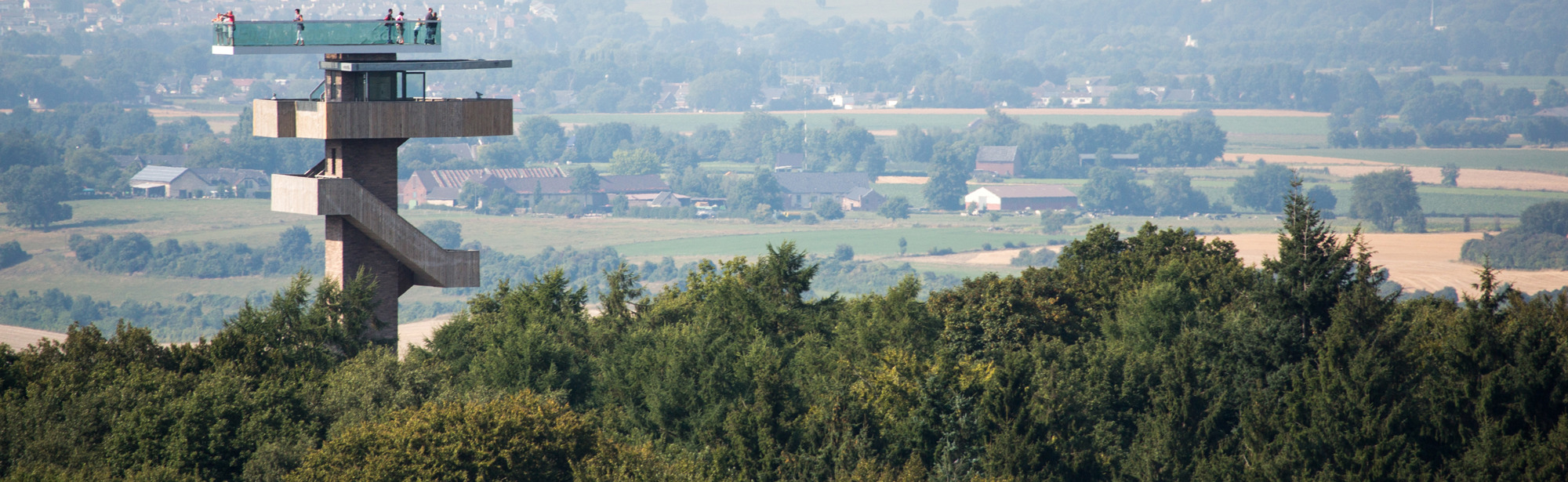 Uitkijktoren van Drielandenpunt met uitzicht over het Heuvelland