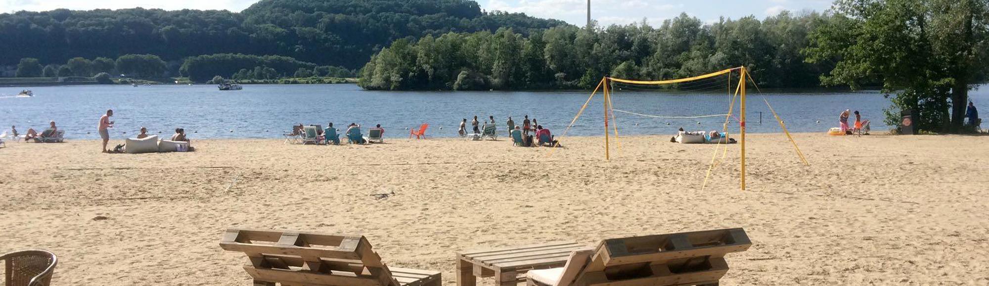 Dag strand van Fun Valley met zicht op de Maas