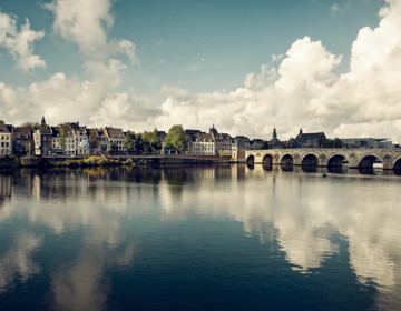 Zicht op de Maas en de Sint Servaasbrug Maastricht