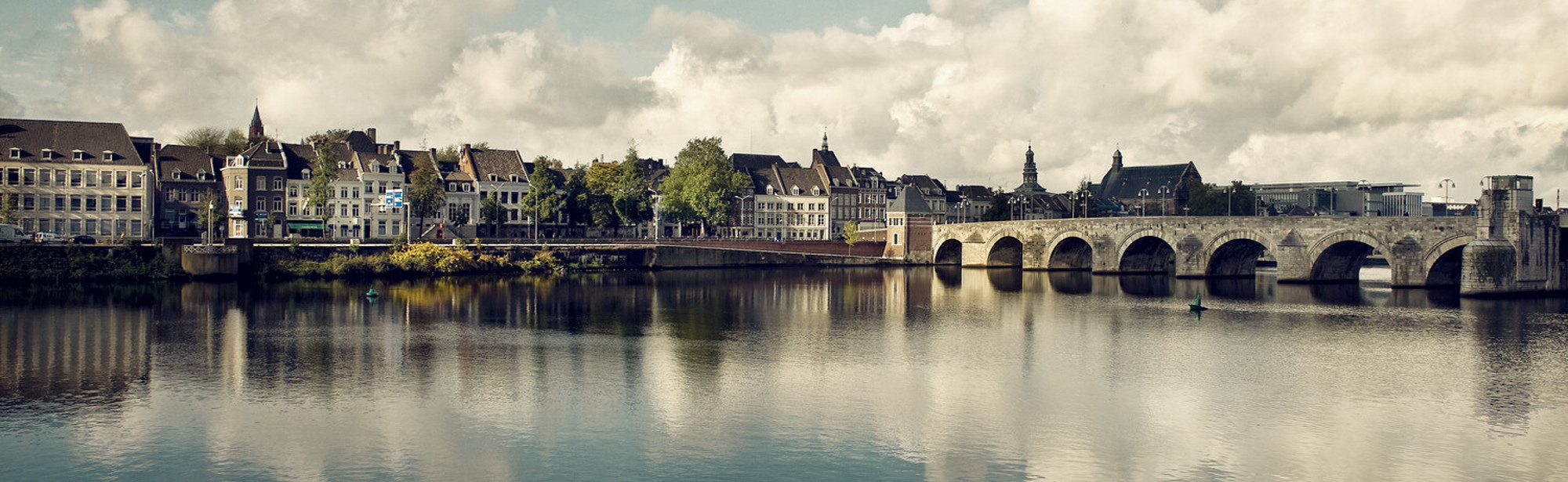 Zicht op de Maas en de Sint Servaasbrug Maastricht