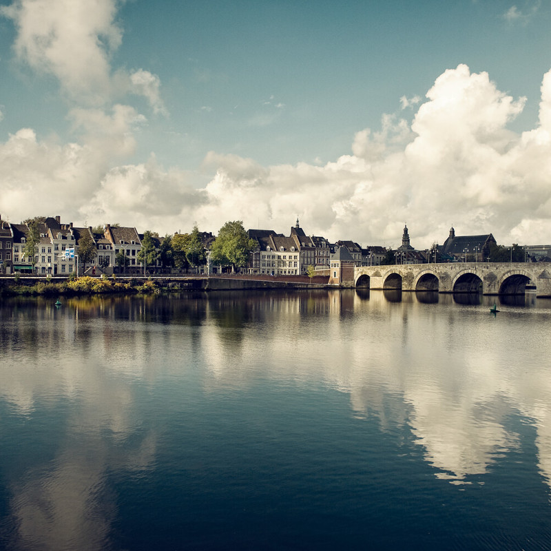 Zicht op de Maas en de Sint Servaasbrug Maastricht