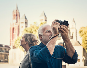 Man die een foto maakt vanaf het Vrijthof in Maastricht