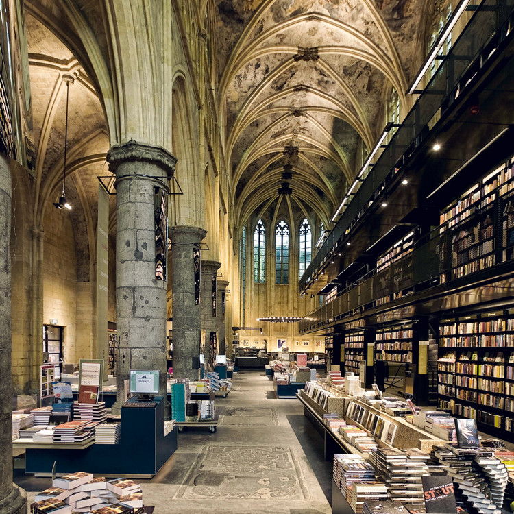 Binnenin de Dominicanen kerk dat dienst doet als Boekhandel en winkel