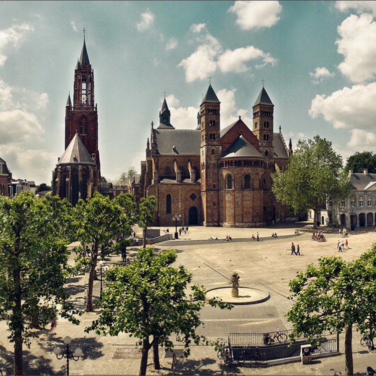 Panorama foto van het Vrijthof met de Sint Servaas Basiliek