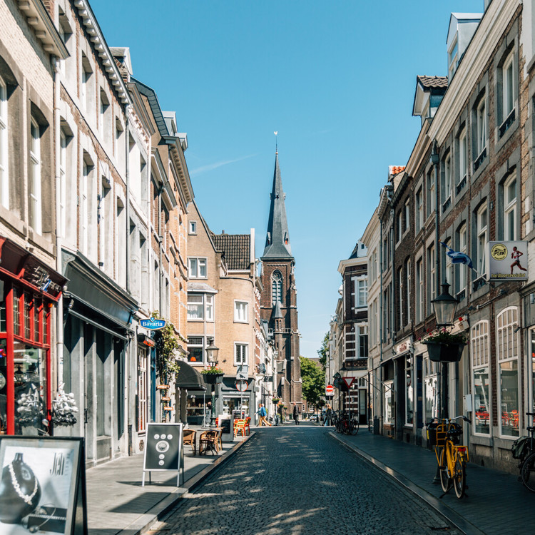 Zicht op de Rechtstraat in Wyck, Maastricht