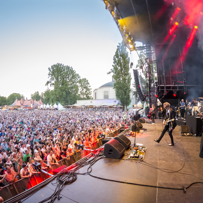 Direct staat op het podium van ParkCityLive in Heerlen met heel veel publiek