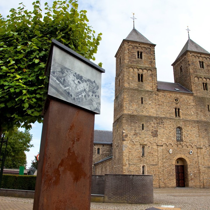 Amelberga basiliek in Susteren - voorkant gefotografeerd vanaf het plein met een historisch weergave op infopaal