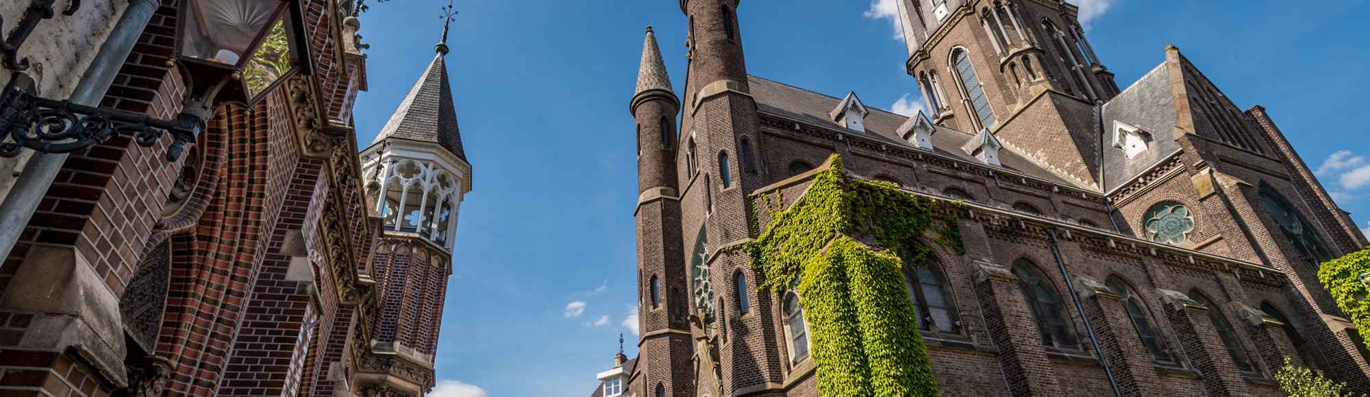 Basiliek Onze Lieve Vrouw van het Heilighart (rechts) en Mariakapel (links), in het historische hart van Sittard